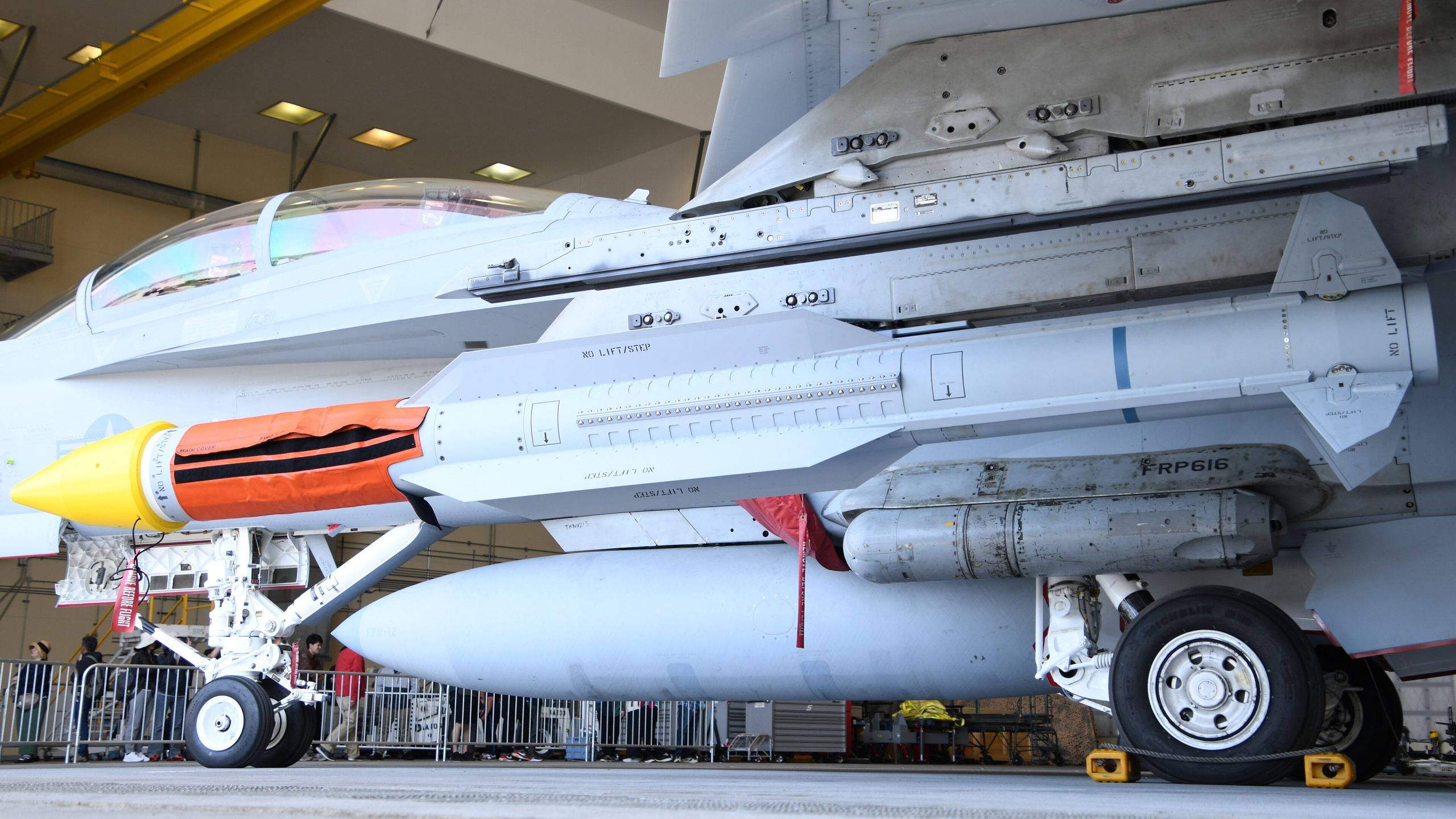 Baseado no SM-6, o enorme AIM-174B promete ser o míssil ar-ar americano com maior alcance (foto: Hunini via Wikimedia Commons)