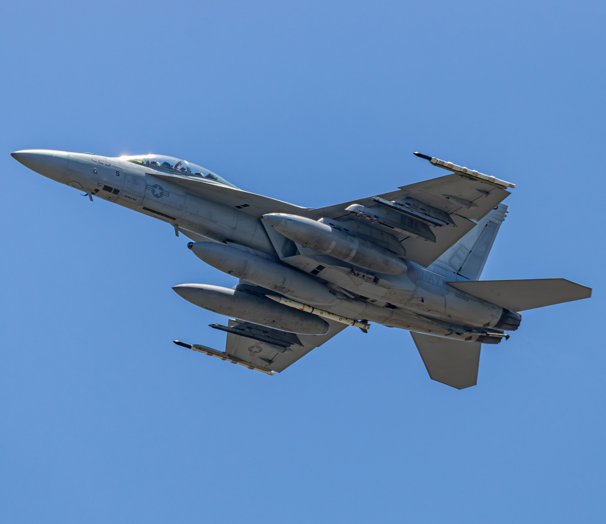 O novo AIM-260 JATM carregado na estação da fuselagem de um F/A-18F Super Horney (foto: Jonathan Tweedy/ Air & Space Forces Magazine )