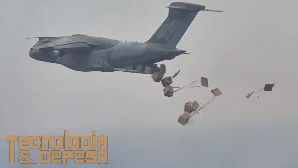 Pela primeira vez, KC-390 usou o sistema CAFFS para combater incêndios florestais (MD/Divulgação)